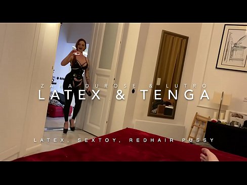 ❤️ Ngoanana e monyane ea nang le hlooho e khubelu ea apereng seaparo sa latex se kentsoeng ke ntate oa bobeli ️❌ ❌️